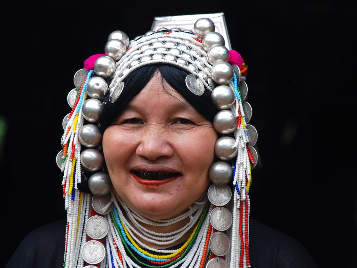 "Los dientes blancos son de perro": el motivo por el que algunas tribus asiáticas se tiñen la dentadura de negro