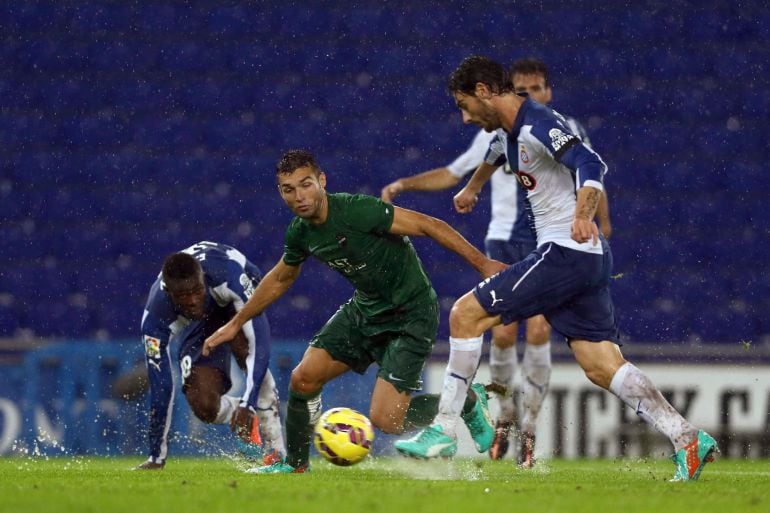 GRA278. CORNELLÀ-EL PRAT (BARCELONA), 29/11/2014.- El delantero del Levante David Barral (i) disputa un balón con el defensa argentino del Espanyol Diego Colotto (d), durante el partido de la decimotercera jornada de liga en Primera División que se disputa esta tarde en el Power8 Stadium. EFE/Toni Albir