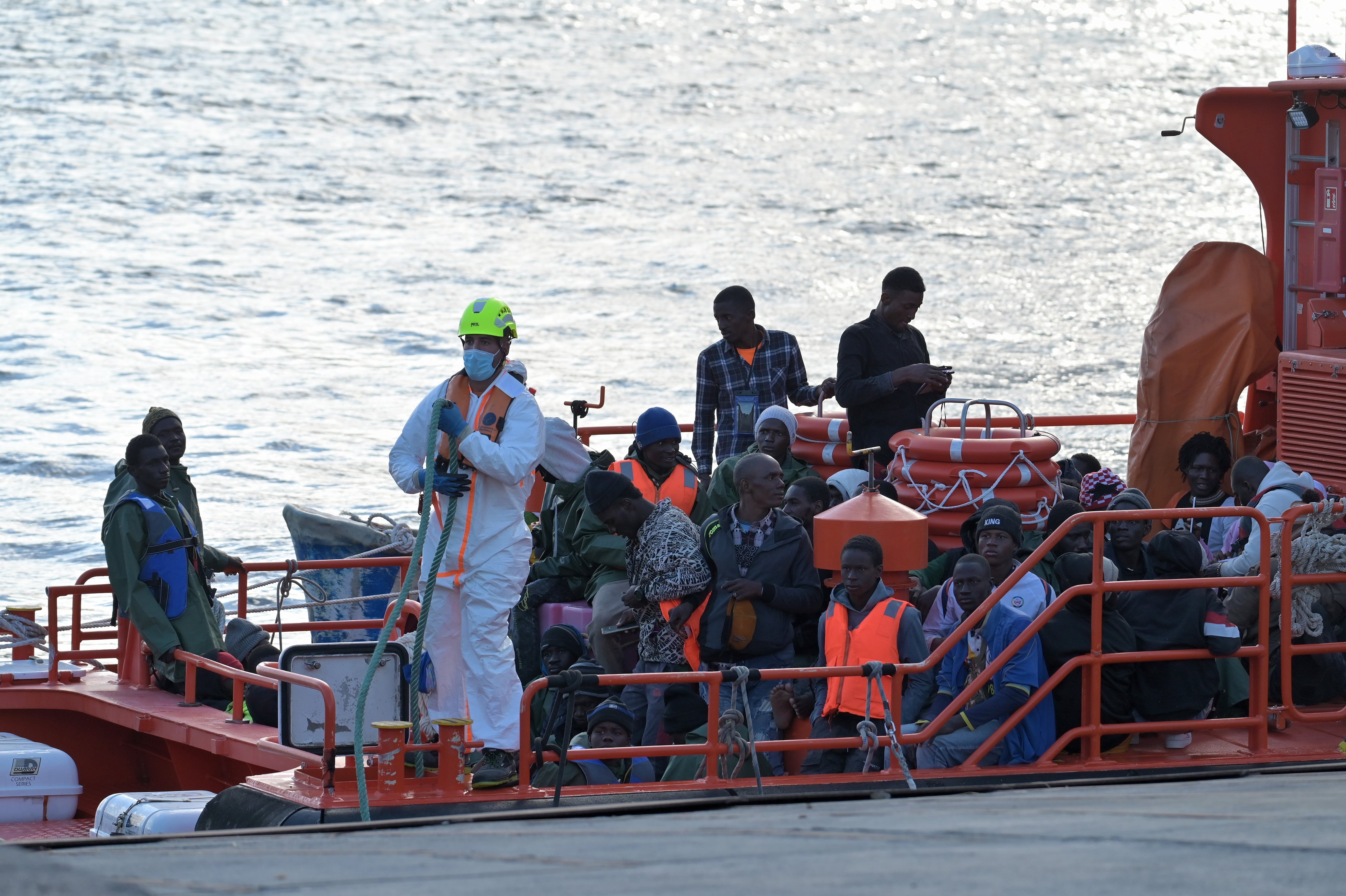 Salvamento Marítimo ha rescatado este jueves a otros 59 inmigrantes de un cayuco en aguas de El Hierro y los ha trasladado al puerto de La Estaca, en donde han sido atendidos por personal de Cruz Roja.