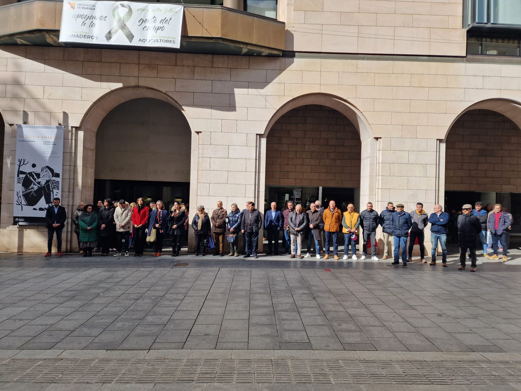 Diputados, trabajadores de la DPH y oscenses a las puertas de la institución provincial