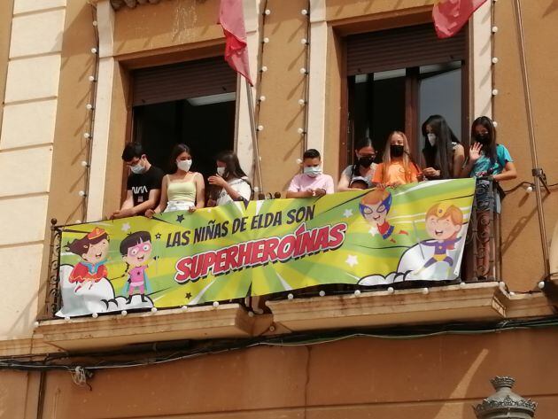 Pancarta en reconocimiento a los niños de Elda