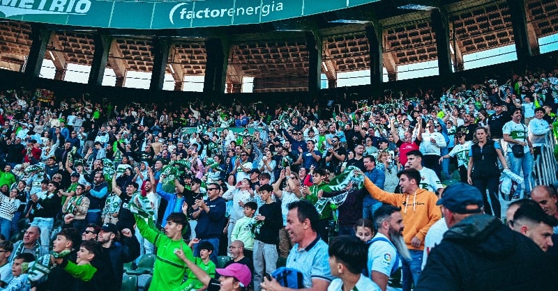 Aficionados del Elche animando a su equipo en un partido de Liga