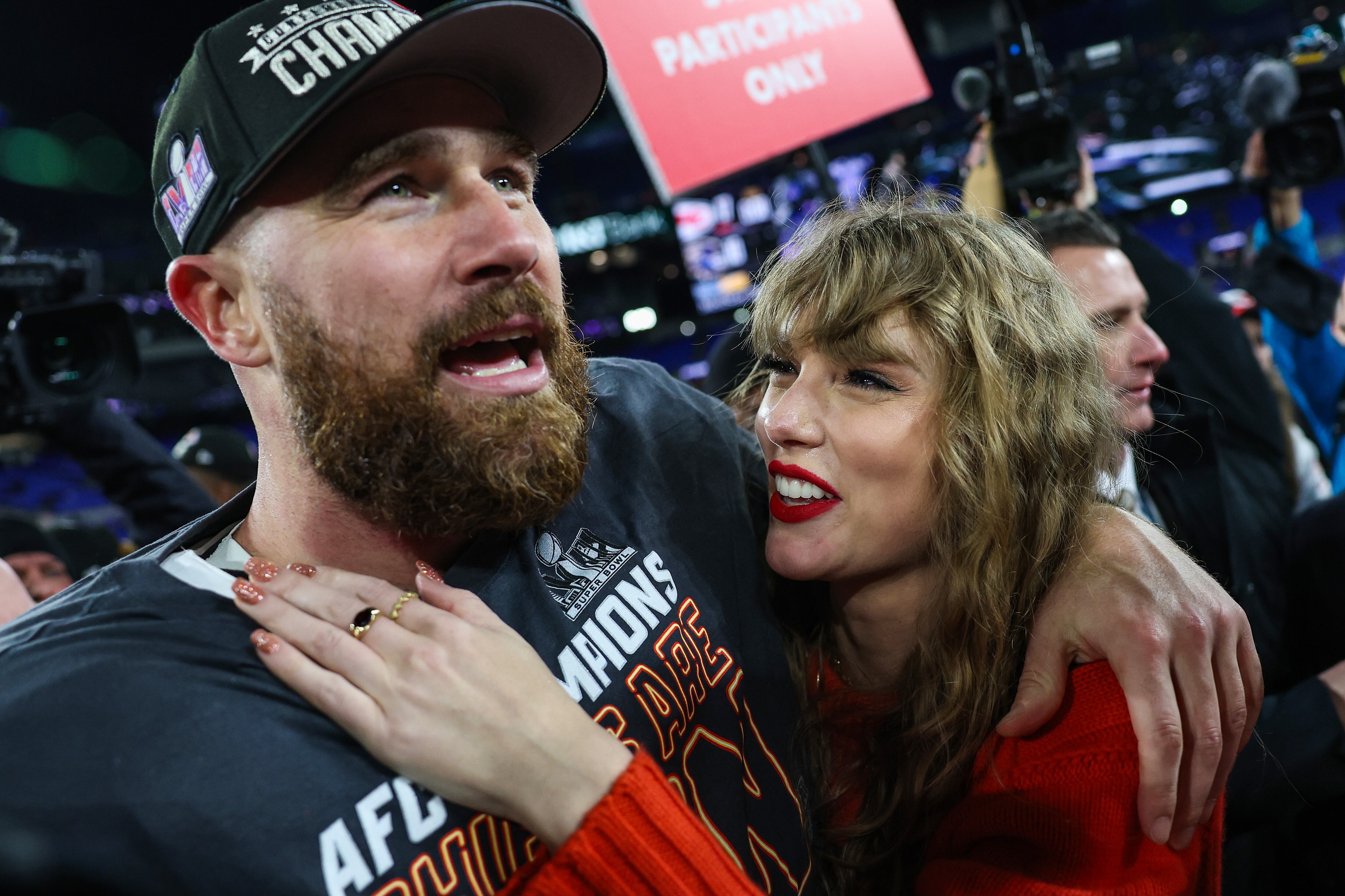 Taylor Swift junto a su pareja, el jugador de fútbol americano Travis Kelce, tras la victoria de Kansas City Chiefs ante Baltimore Ravens