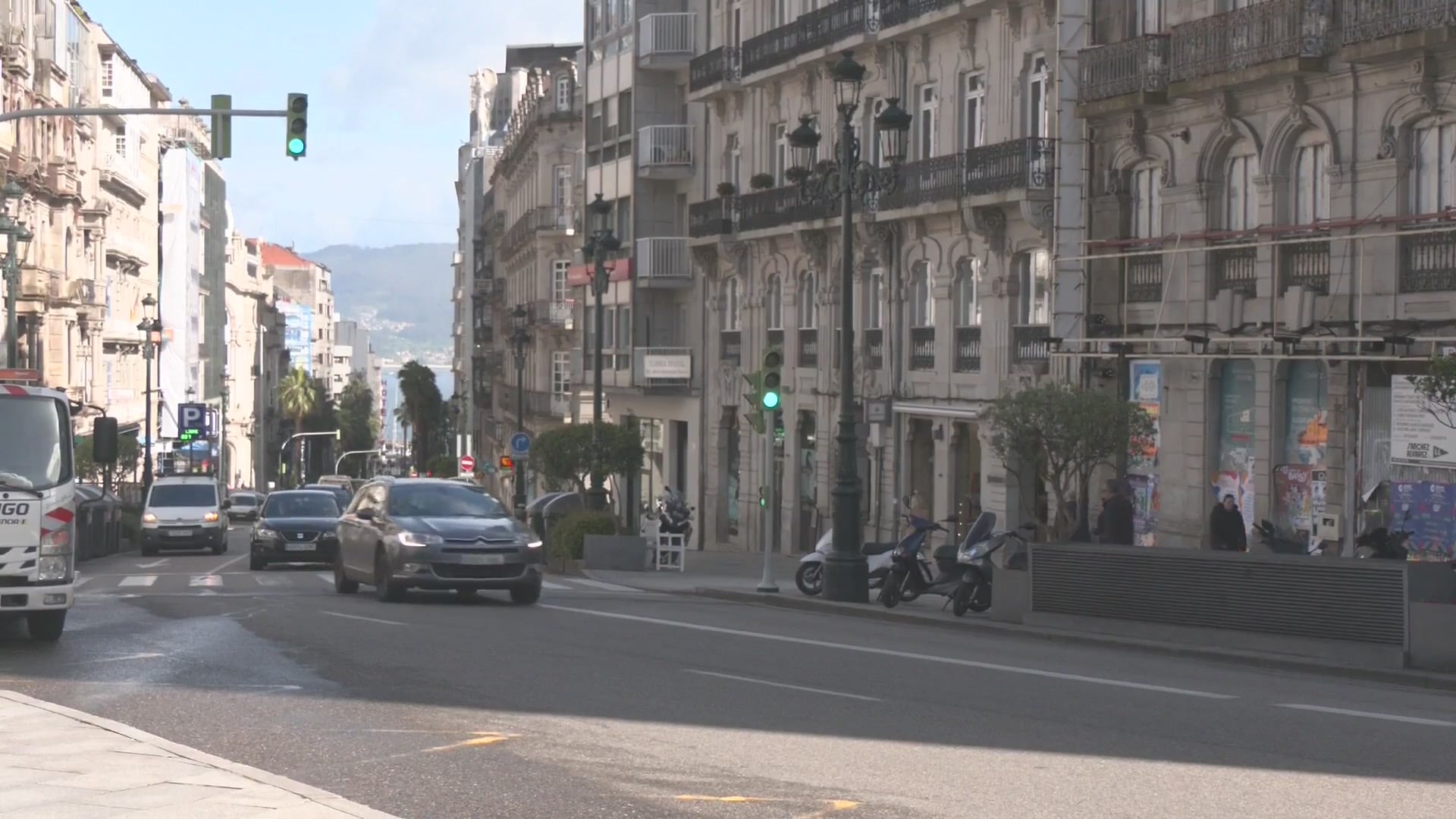 Coches circulando en el centro de Vigo