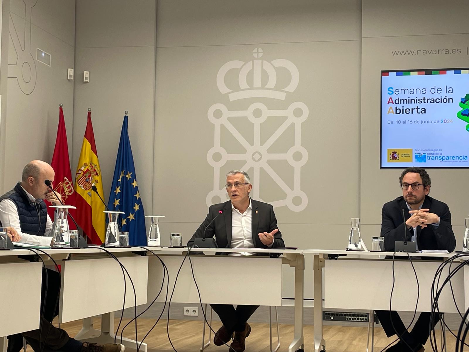 El vicepresidente Félix Taberna y el director general de Presidencia, Joseba Asiain, durante la reunión de la Comisión Interdepartamental de Transparencia y Gobierno Abierto.