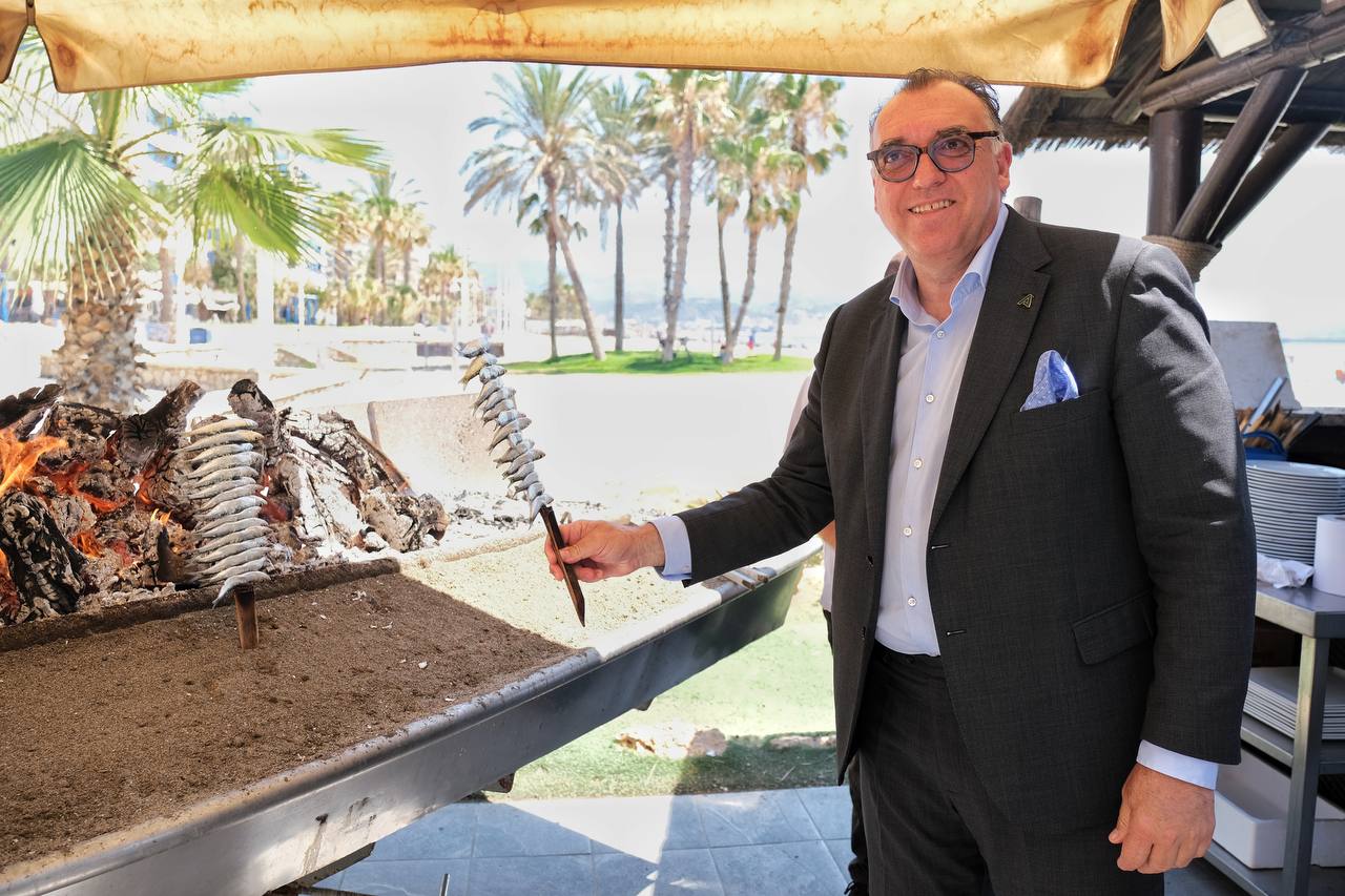 Bernal junto a un espeto en un chiringuito de Málaga