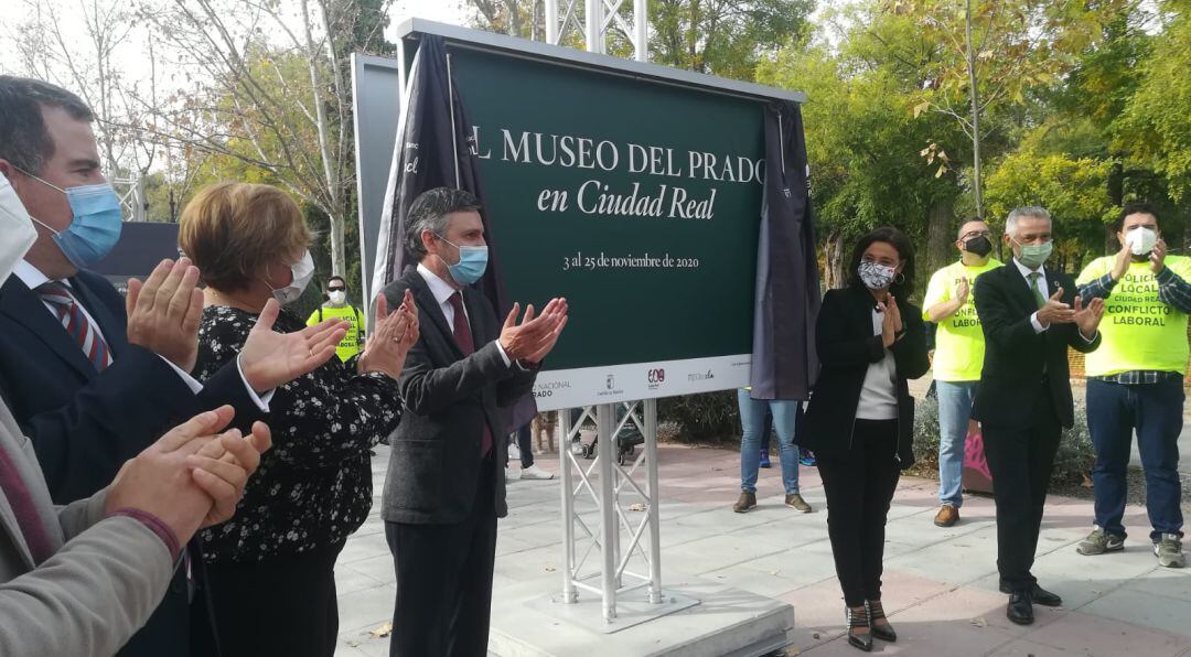 Inauguración de la exposición con paneles de obras del Museo del Prado, en el Parque de Gasset