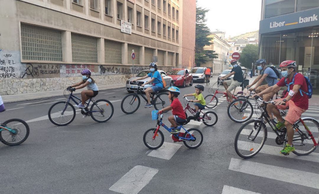 Momento de la &#039;bicicletada&#039; a su paso por el centro de Cuenca.