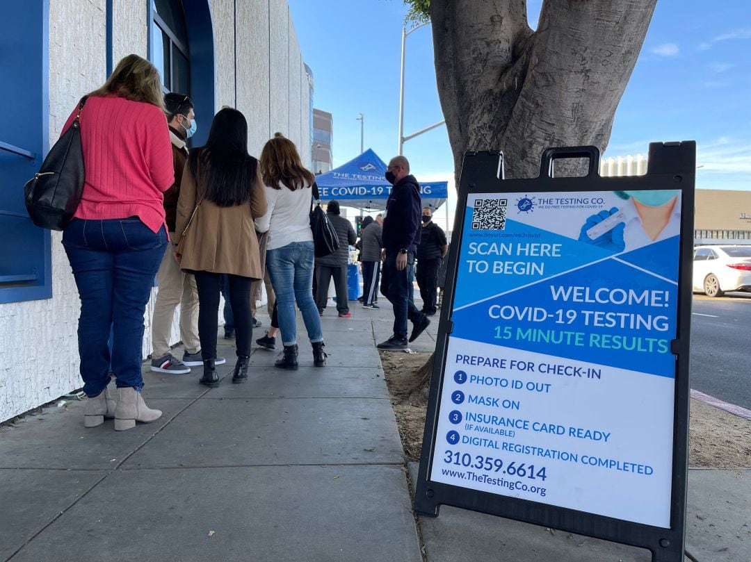 Personas hacen cola para realizarse un test de COVID-19 en Los Ángeles, California.