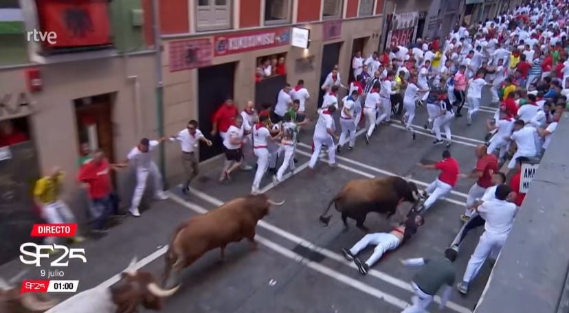 El corredor castellonense enganchado por la camiseta en el tercer encierro de San Fermín