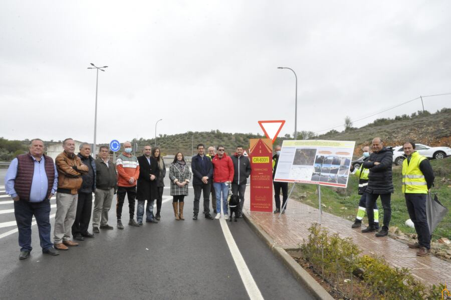 Foto de familia de la inauguración de la remodelación de la carretera que conecta Terrinches con Santa Cruz de los Cáñamos