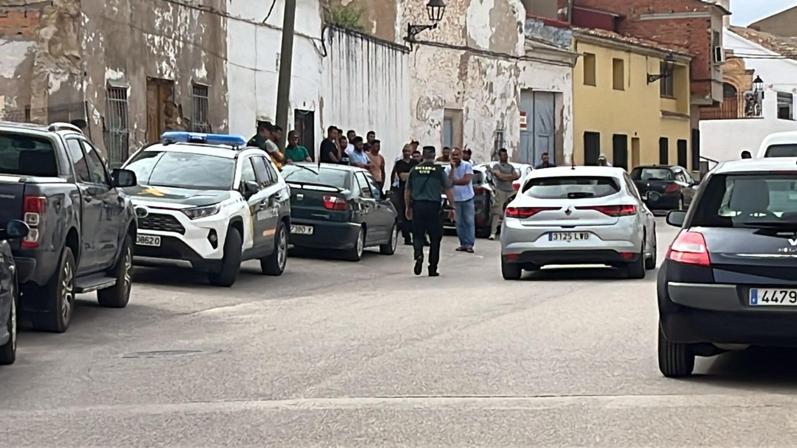 Varias personas  frente a la vivienda de Las Pedroñeras en la que la Guardia Civil investiga como violencia machista el asesinato de una mujer y sus dos hijos.