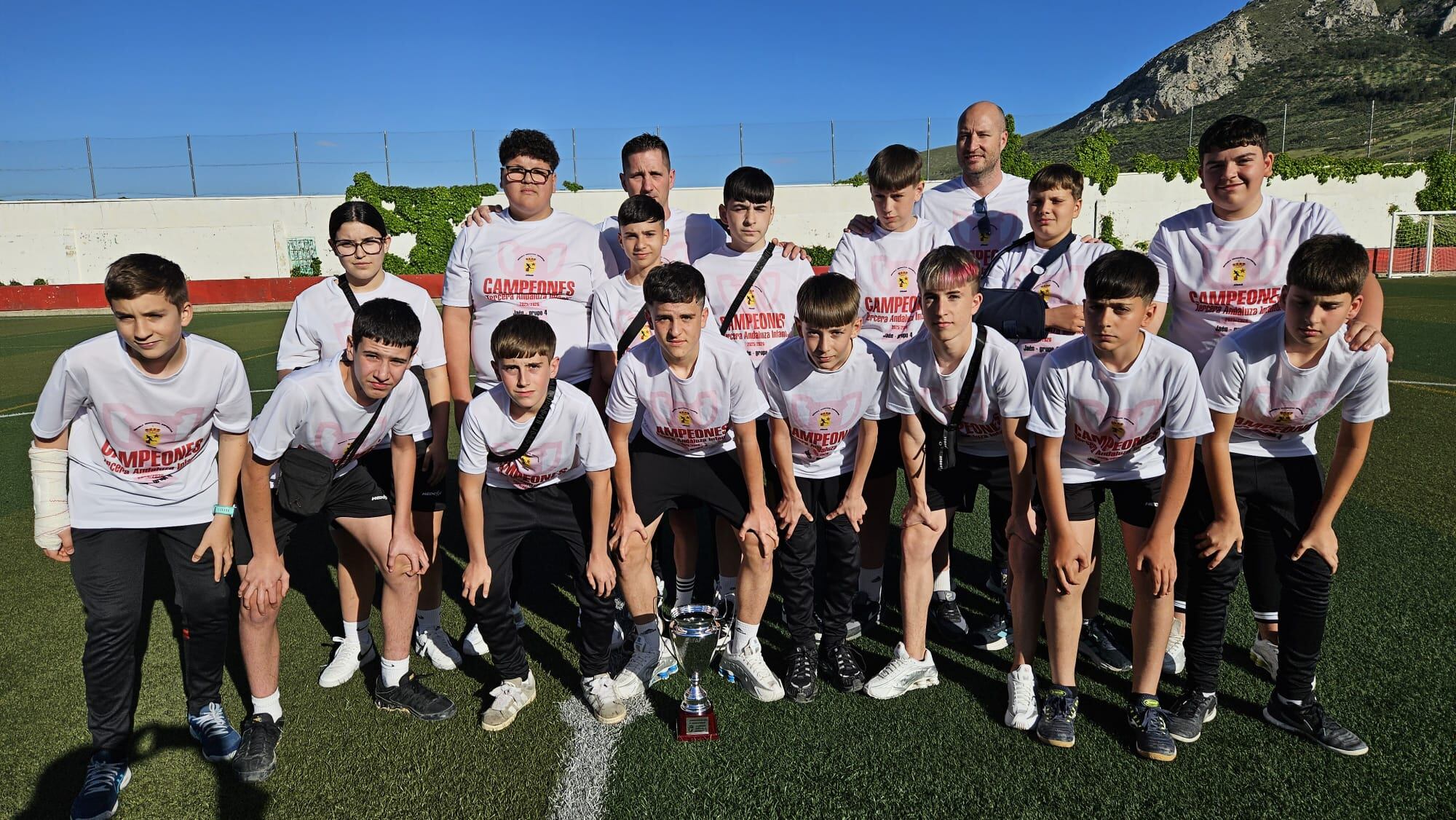 Equipo infantil de la E.M. Jódar, ha que se le hacía pasillo de honor y reconocimiento