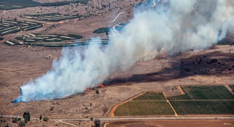 Captura de video facilitada por el canal de televisión HaberTurk que muestra una columna de humo en el lugar donde se ha estrellado un avión tras ser derribado cerca de la frontera entre Siria y Turquía 