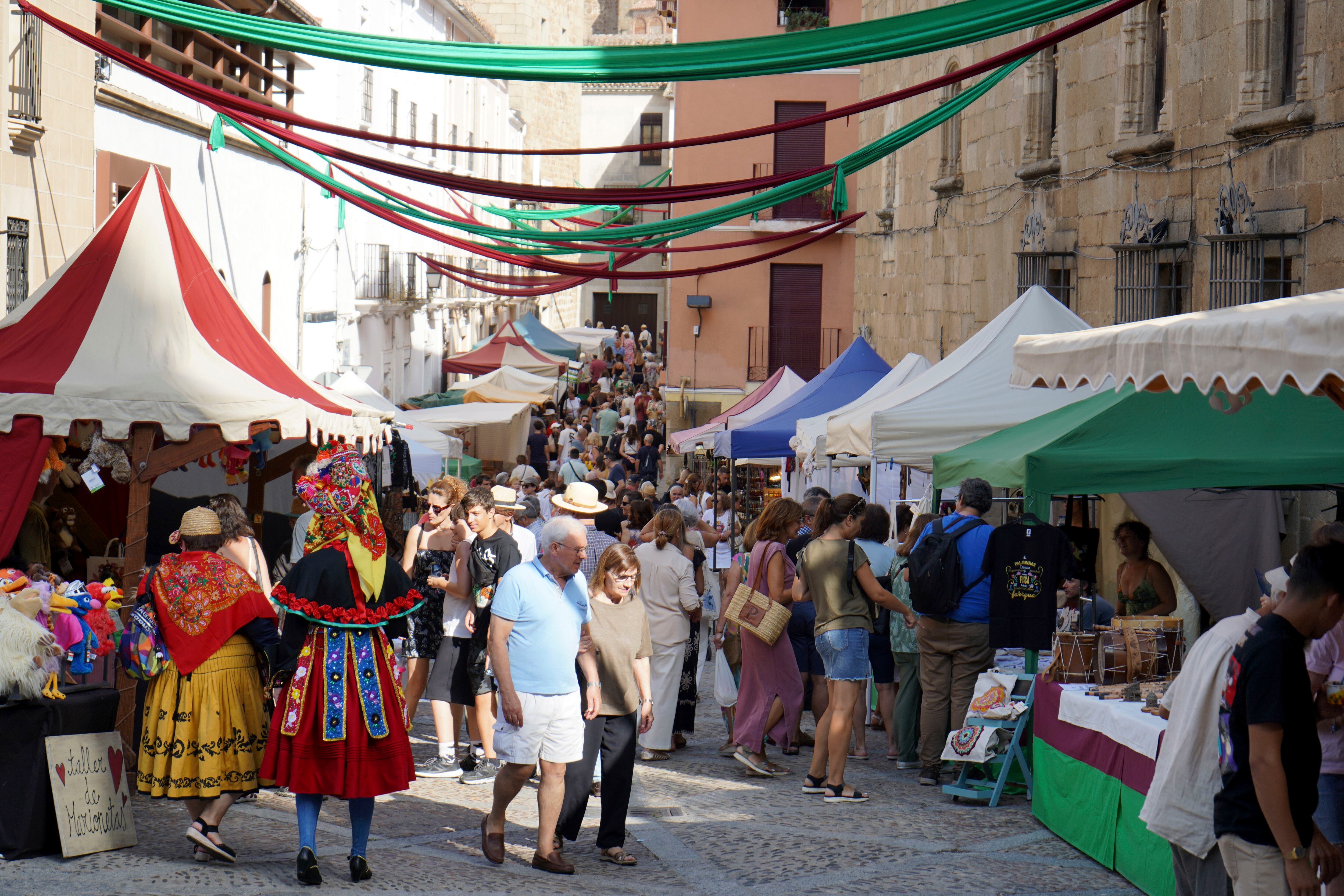 La fiesta del 'Martes Mayor' de Plasencia ha reunido a miles de visitantes que se han agolpado, a pesar del intenso calor, en el centro histórico de la capital del Jerte que, un año más, ha rezumado tradición, folclore. EFE/Eduardo Palomo