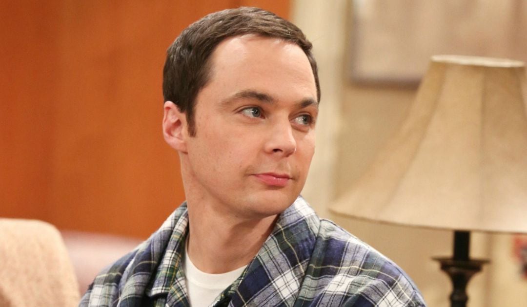 Jim Parsons interpreta a Sheldon Cooper.