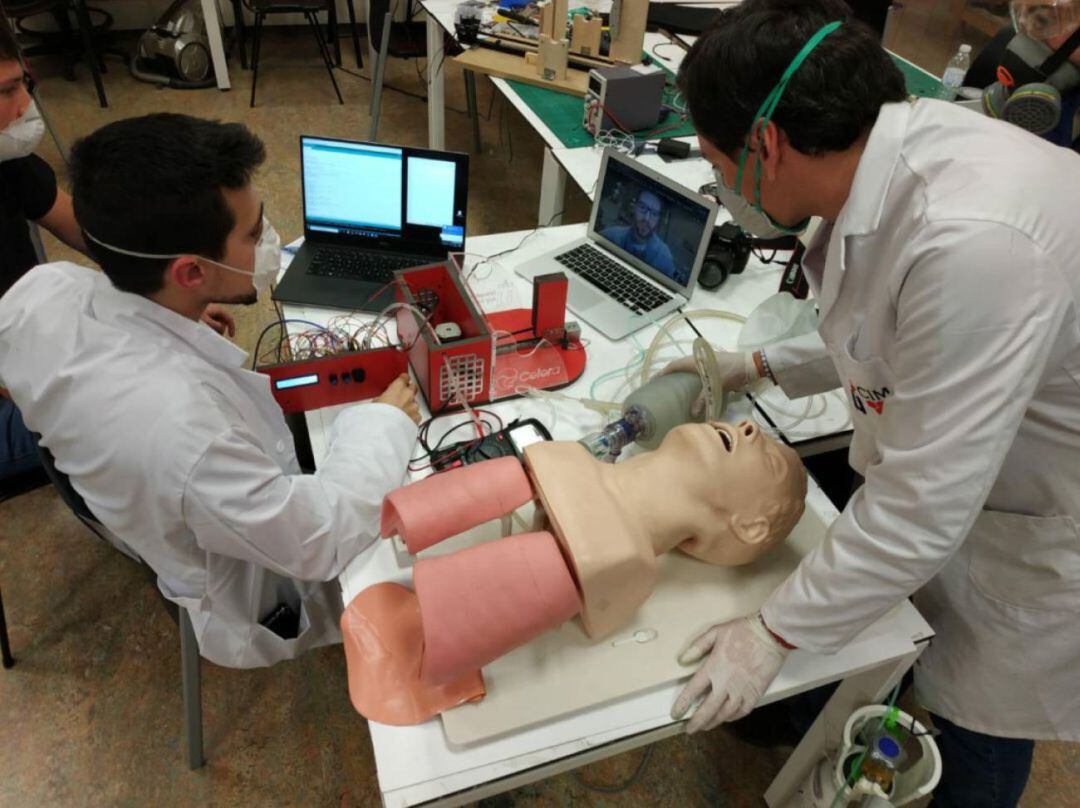 Prueba con un respirador en la Universidad Rey Juan Carlos