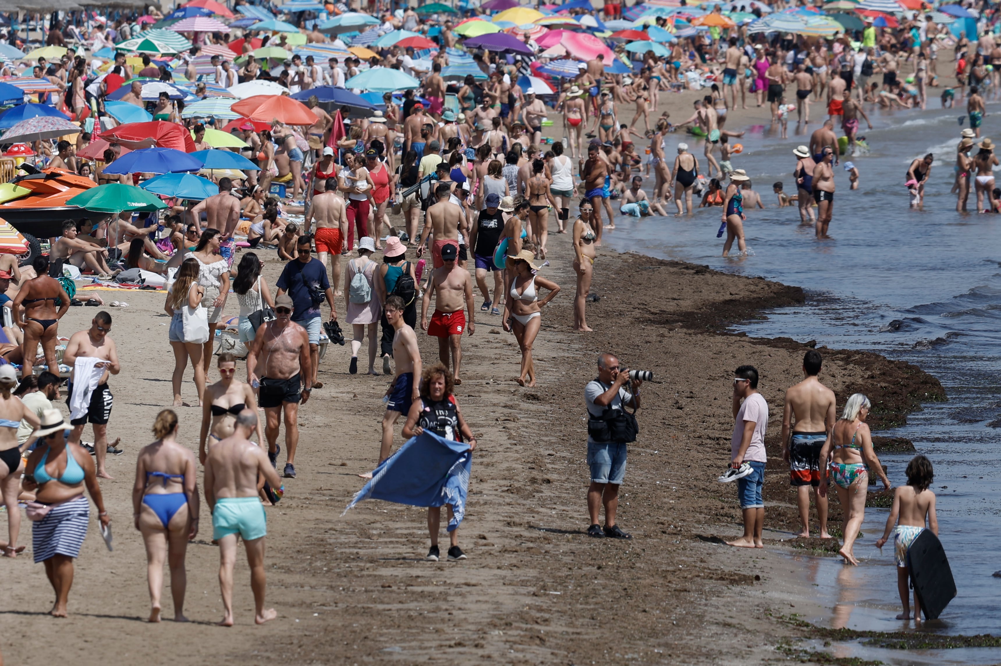 Vista general de la playa de Malvarrosa este sábado en València. La Comunitat Valenciana afronta este sábado una jornada de temperaturas significativamente elevadas en las provincias de Valencia y Alicante, con valores por encima de los 40 grados en el sur de Valencia, en lo que será el &quot;pico cálido&quot; de la primera ola de calor del verano.