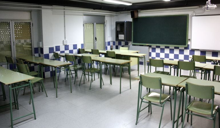 Aula escolar buida.