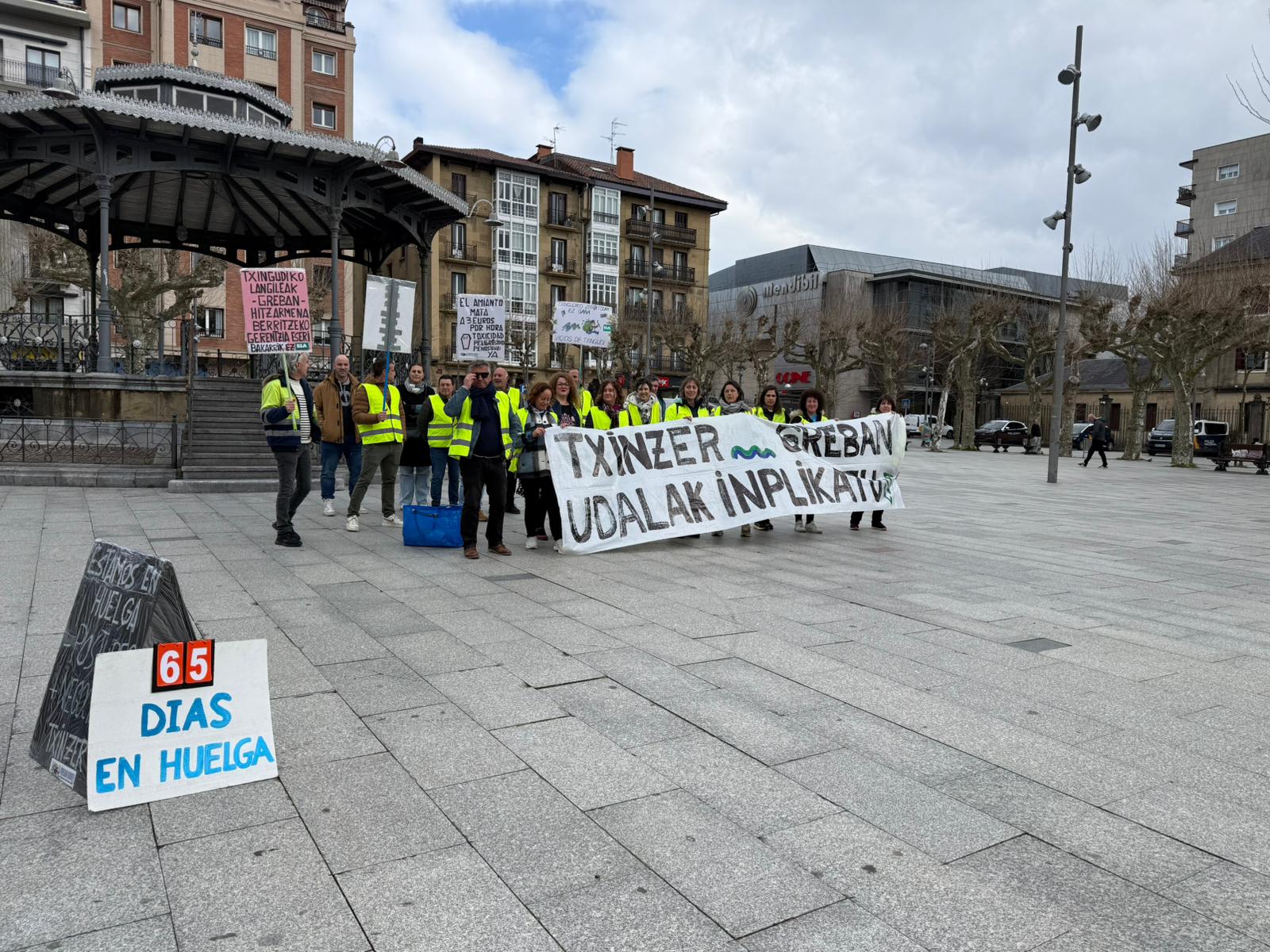 Convocatoria del comité de empresa de Txingudiko Zerbitzuak en la plaza Ensanche de Irun