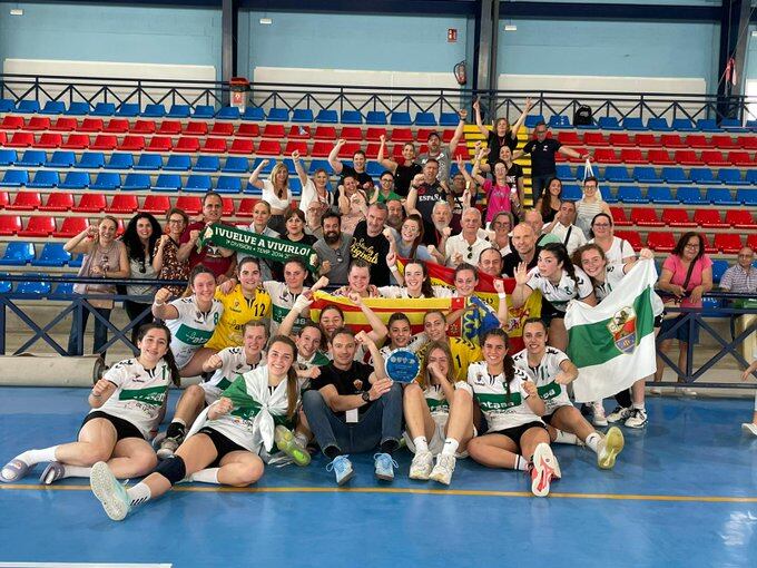 Las jugadoras del Elche celebran su pase a la Fase Final Nacional Juvenil