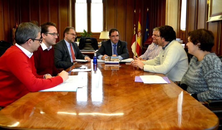 Reunión entre los dirigentes de Diputación y representantes socialistas de ayuntamientos