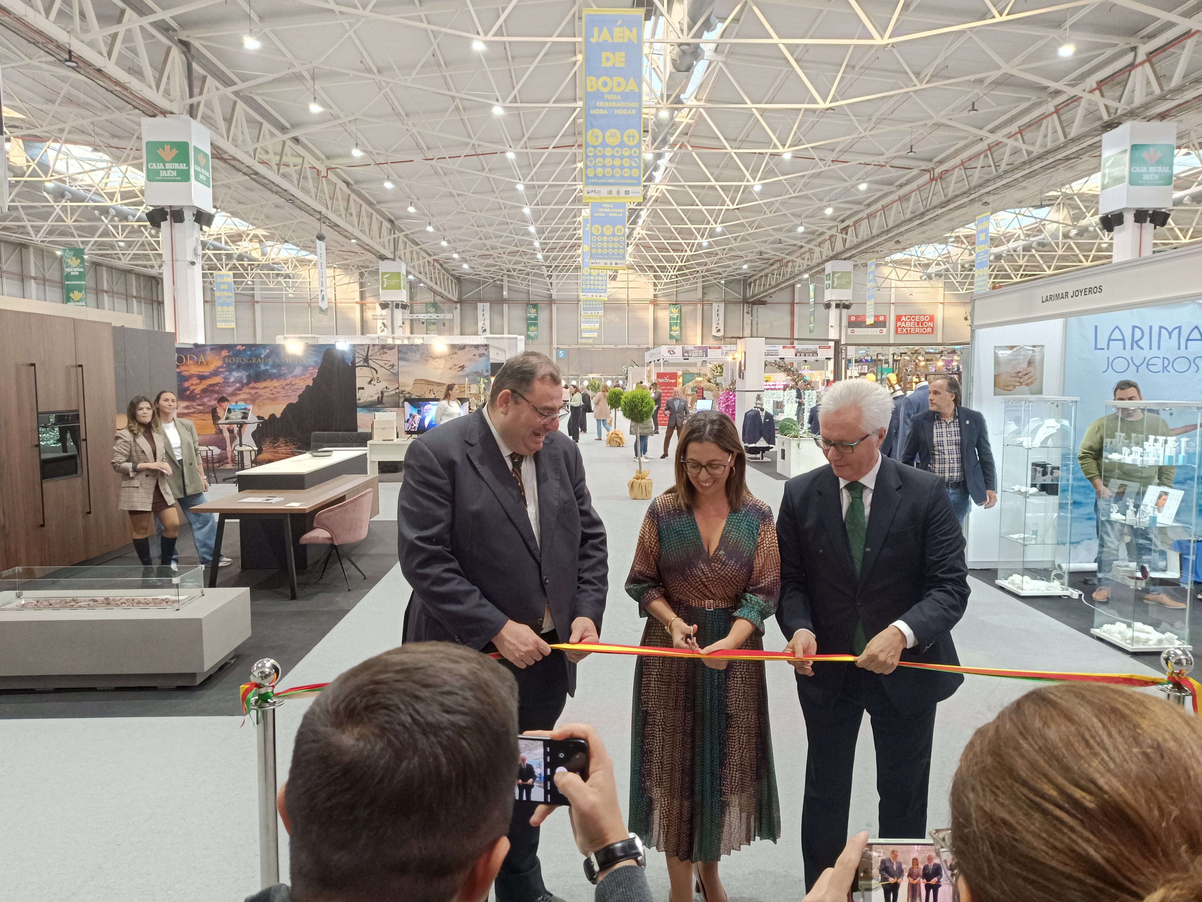 De izquierda a derecha: Javier Calvente, delegado de Economía; África Colomo, presidenta de Ferias Jaén y Juan Gallego, director comercial de la Caja Rural de Jaén.