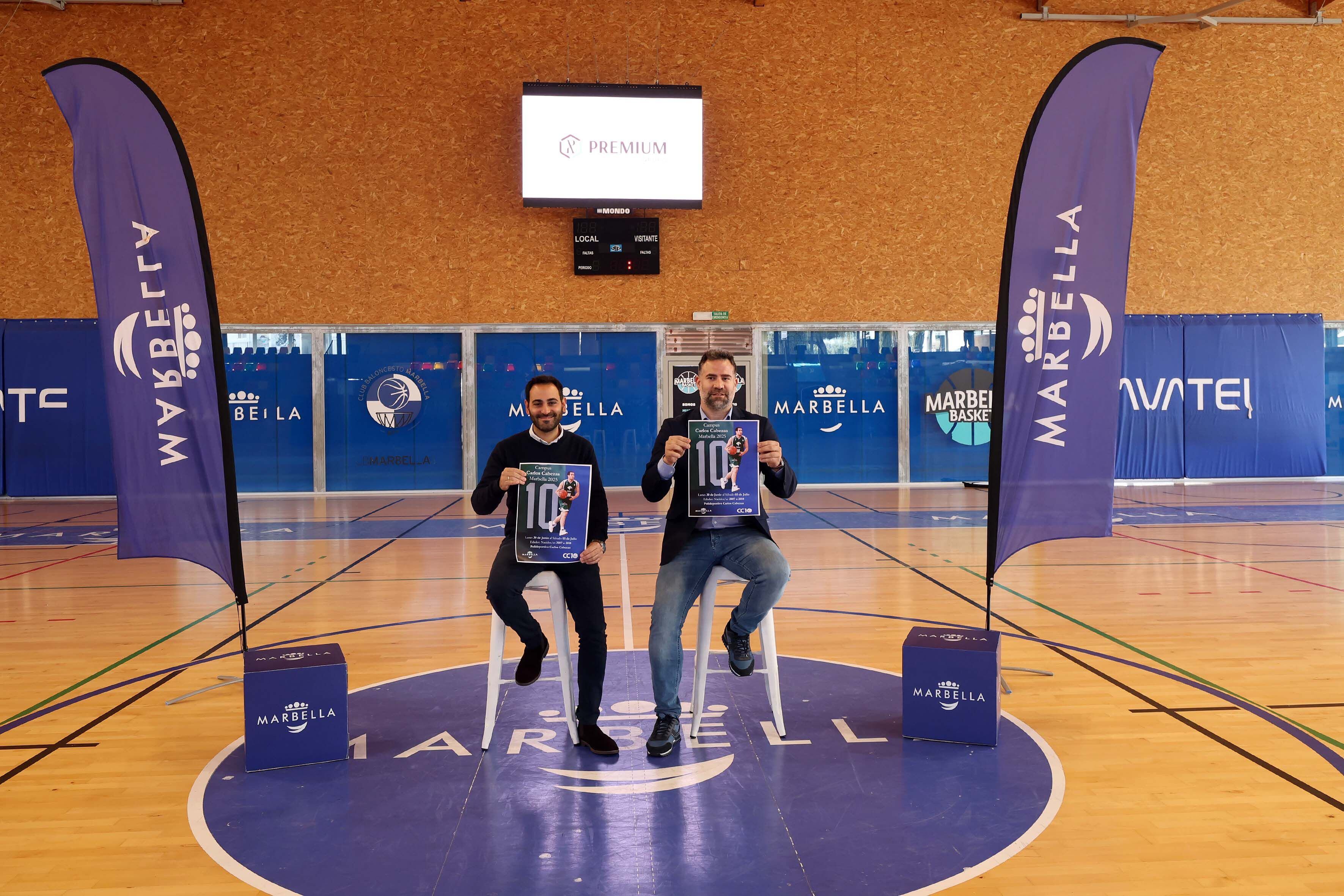 Carlos Cabezas, junto al concejal de deportes del ayuntamiento de Marbella, Lisandro Vieytes
