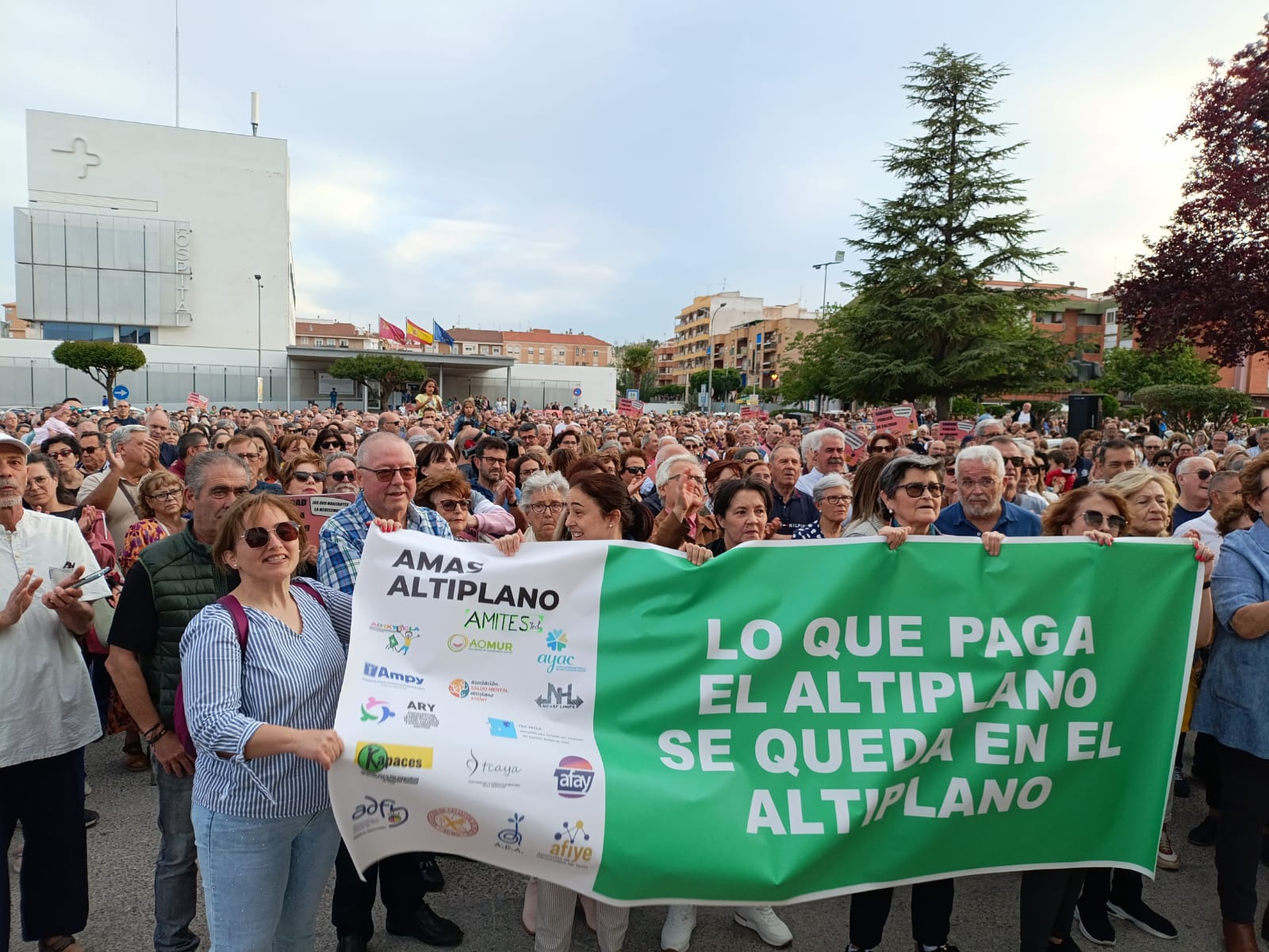 Vecinos del Altiplano en la manifestación frente al hospital de Yecla en defensa de la sanidad pública de calidad