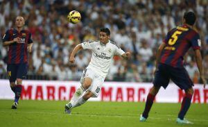 James Rodríguez controla un balón en el Clásico