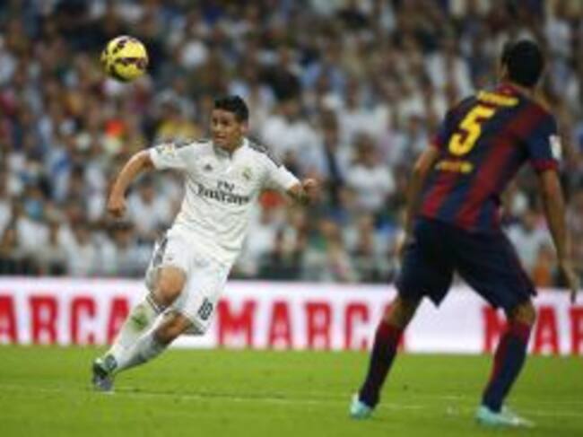 James Rodríguez controla un balón en el Clásico