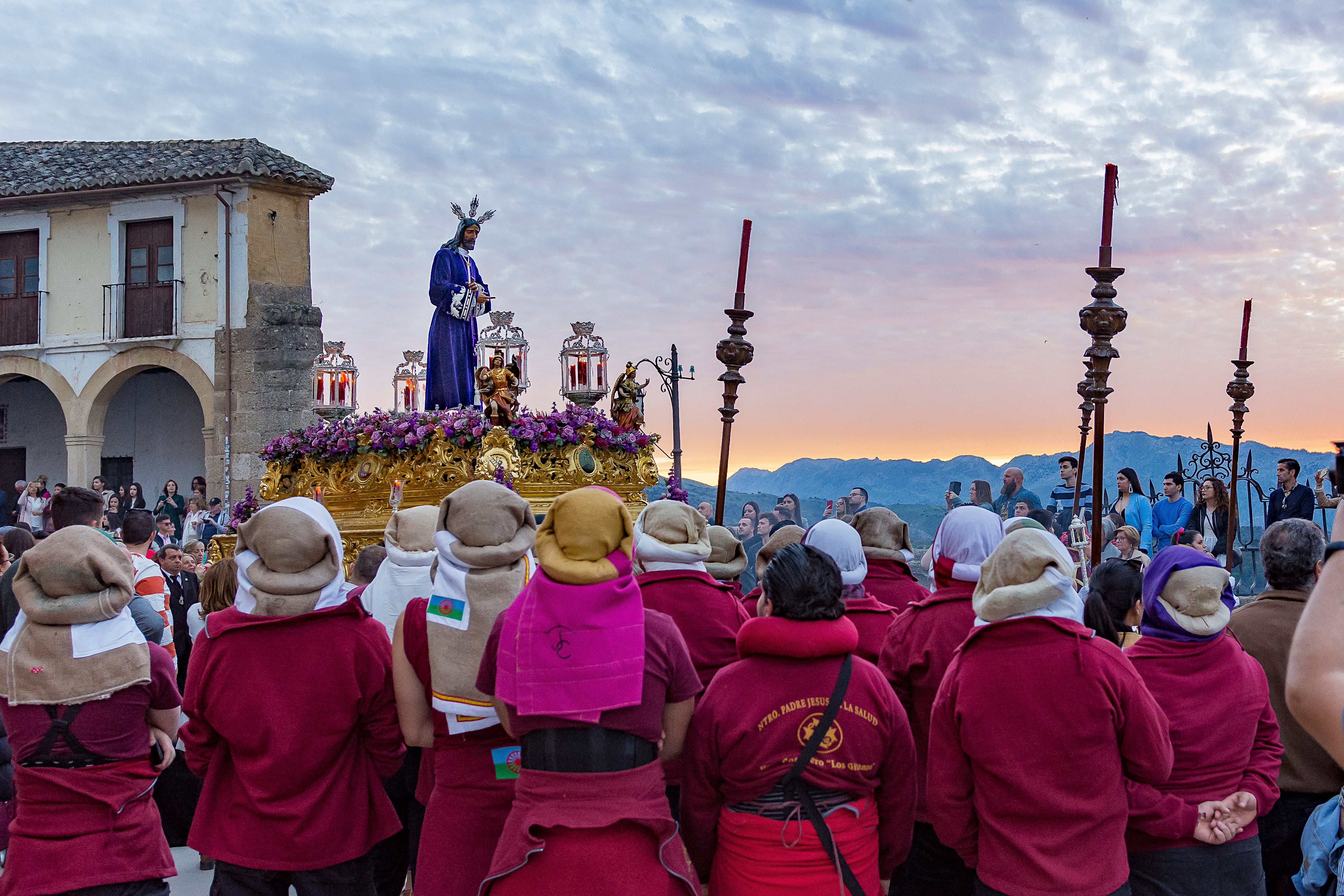 El Cristo de la Salud a su llegada al Puente Nuevo de Ronda