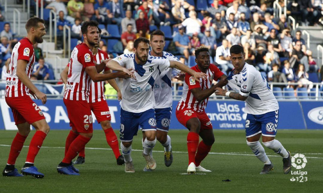 Jorge, Malbasic y Nano tratan de buscar el balón para rematar a puerta