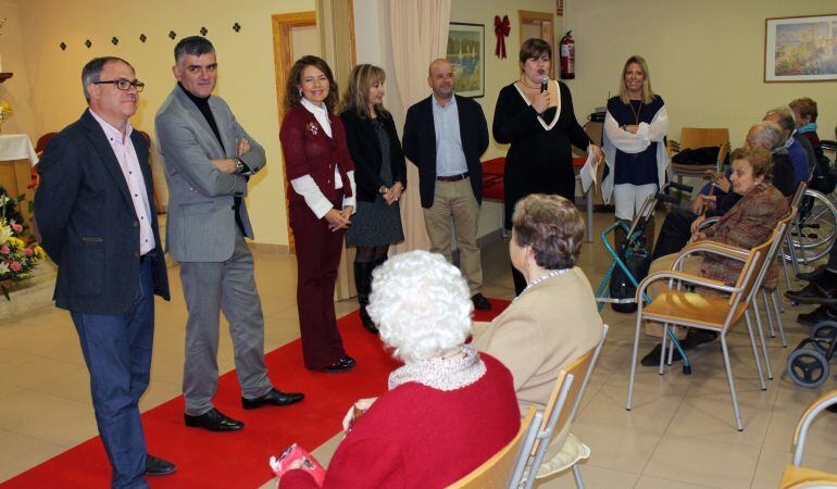 La consejera (segunda por la izquierda) durante su visita al 14º aniversario de la residencia "La Luz"