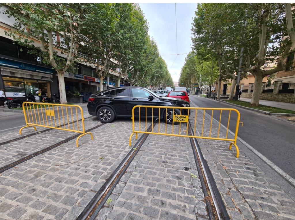 Valla colocada en las vías del tranvía.