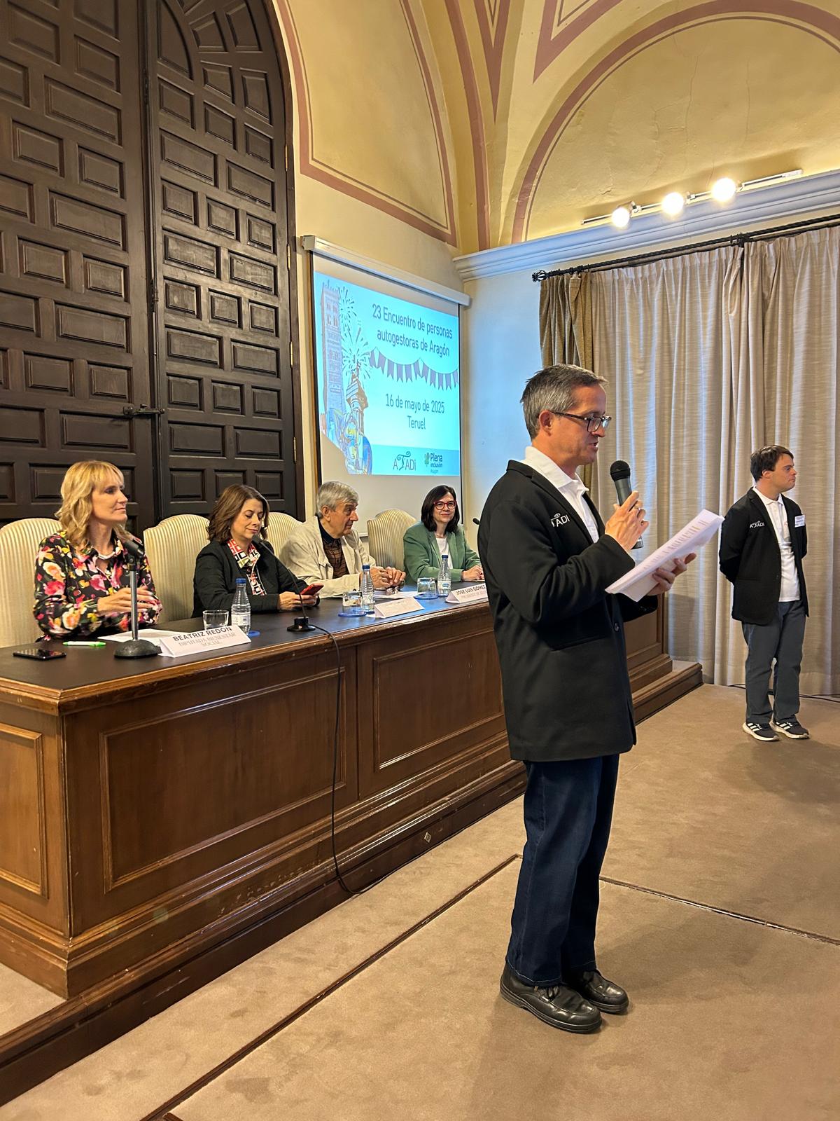 Juan Antonio Marcén, presentando un acto