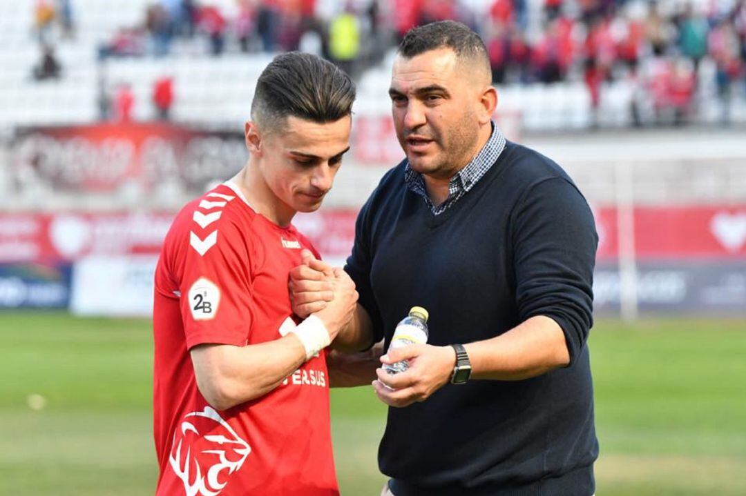 Adrián Hernández conversa con Josue Dorrio en el Real Murcia-Don Benito