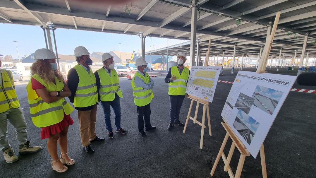 El presidente de Cantabria, Miguel Ángel Revilla, junto al responsable de la Autoridad Portuaria, Francisco Martín y el consejero de Industria y Transporte, Javier López Marcano,  la delegada del Gobierno, Ainoa Quiñones visitando  las obras. 