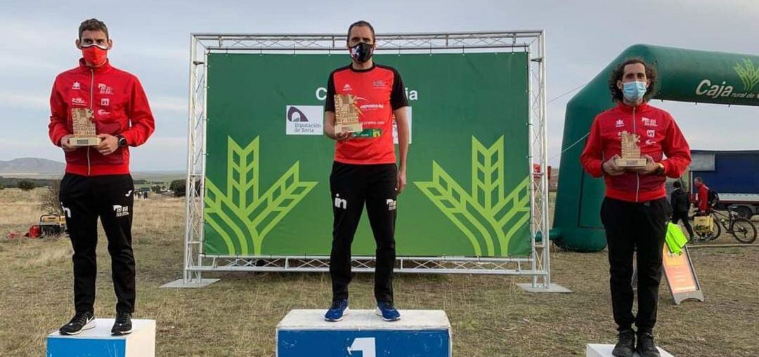 Podio masculino del regional, con pleno de duatletas sorianos.