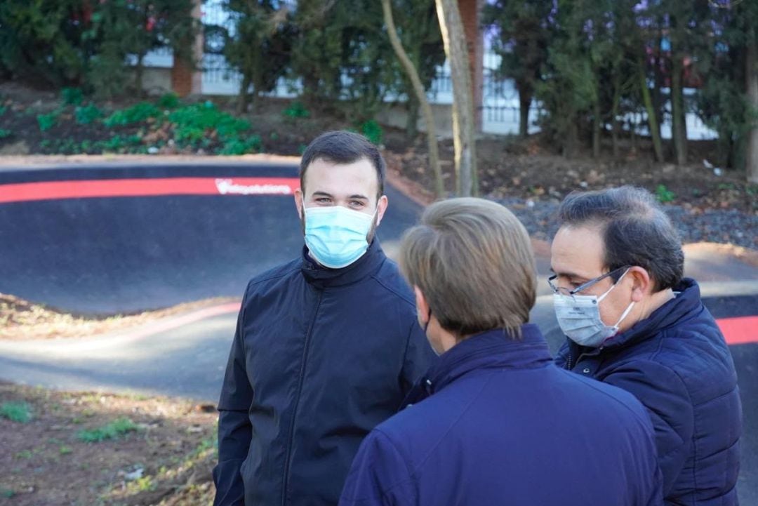 El alcalde Luis Salaya visita la finalización de las obras de los carriles bici del Parque del Príncipe y el pump-track