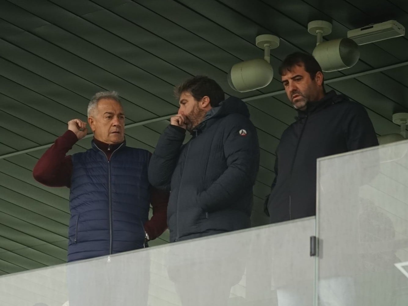 Felipe Moreno, presidente del Real Murcia, Asier Goiria, director deportivo y Unai Zubiaur, secretario técnico, en la Ciudad Deportiva Rafael Gordillo de Sevilla viendo la Copa del Rey de juveniles. Imagen de archivo enero 2025.