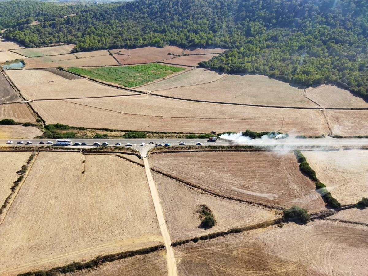 Importants retencions a la 'general' per un incendi entre Ferreries i Ciutadella