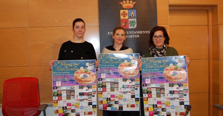 La concejal de Festejos y Juventud, Rosa María Barranco presenta con las miembros de la Asociación de Ayuda al Pueblo Saharaui el 2º Roscón Solidario.