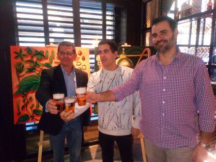 De izquierda a derecha, Paco Ferrete, el grafitero Spock y Borja Manso, Marketing manager de Cruzcampo y Heineken