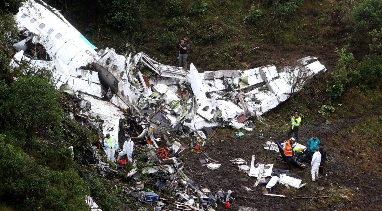 Los investigadores observan los restos del avión accidentado en el que viajaba gran parte de la plantilla del Chapecoense.