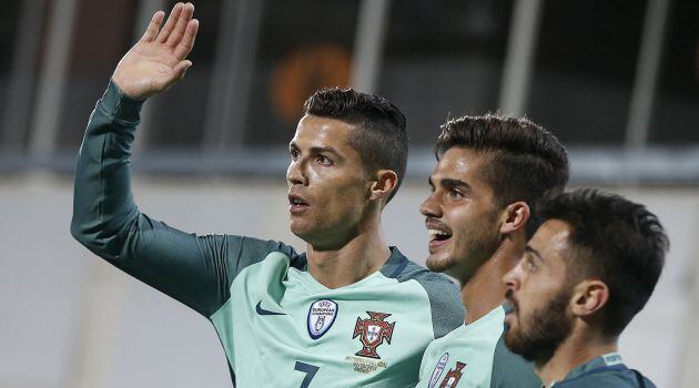 Cristiano Ronaldo celebra junto a André Silva el segundo tanto de Portugal