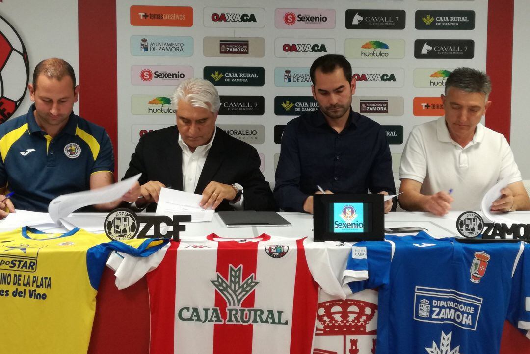 Momento de la firma del Convenio