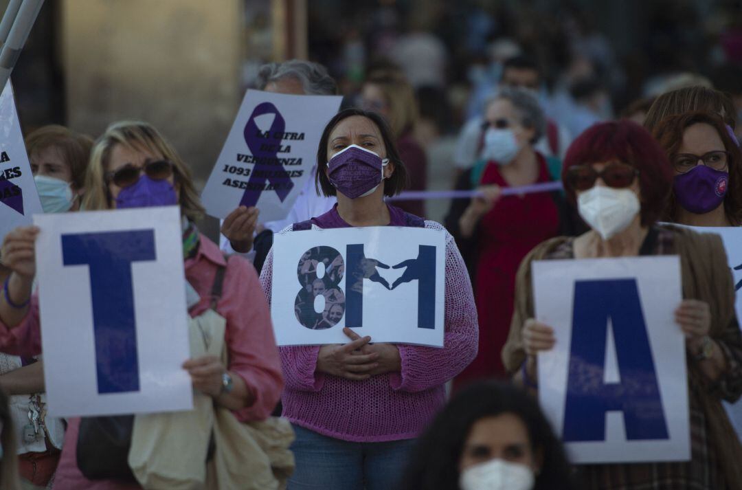 Varias mujeres con carteles participan en una concentración.