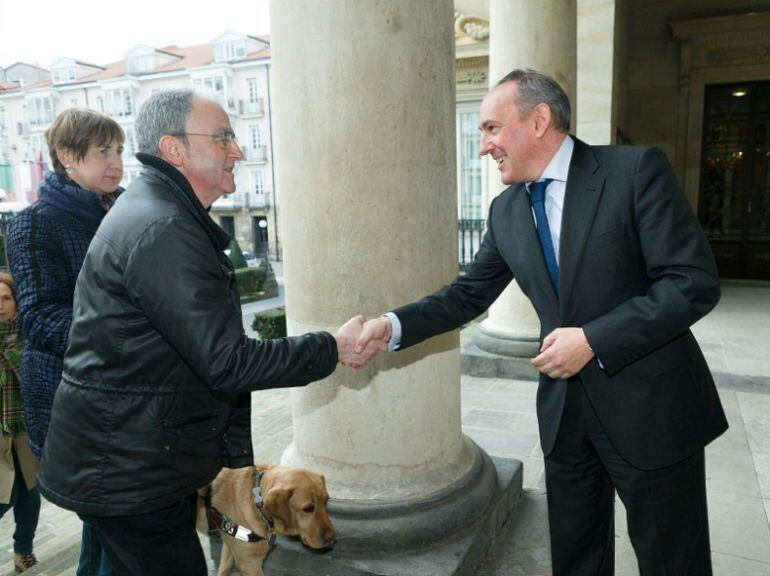 El portavoz de la Asociación 3 de marzo, Andoni Txasko y el diputado general, Ramiro González. 