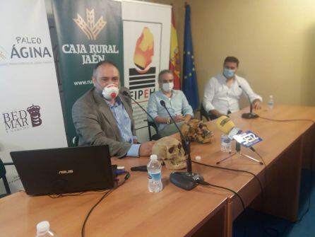 Momento de la conferencia del profesor profesores Juan Antonio Pérez Claros, de la Universidad de Málaga